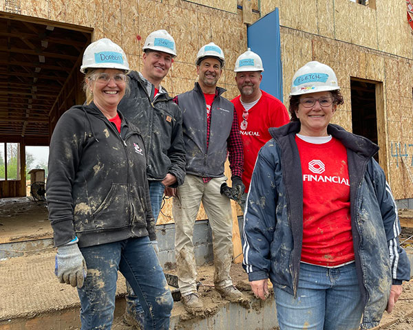 Foto del artículo Reparaciones del hogar con corazón que muestra a voluntarios de BOK Financial