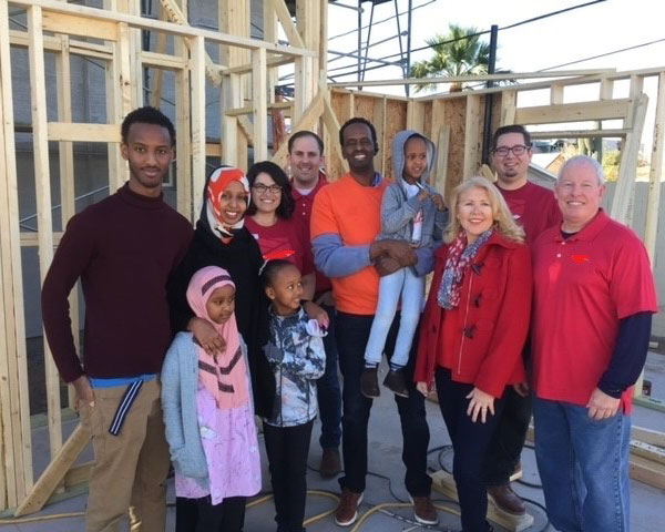 Foto del artículo Reparaciones del hogar con corazón que muestra a voluntarios de BOK Financial