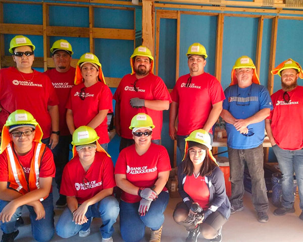 Foto del artículo Reparaciones del hogar con corazón que muestra a voluntarios de BOK Financial