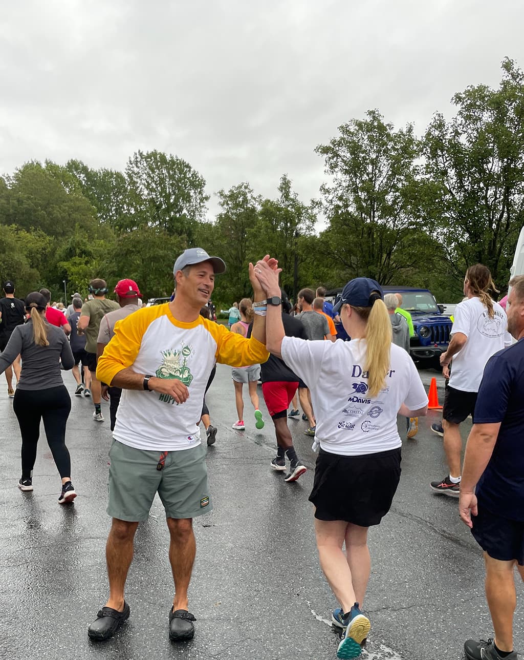 Sam Calagione hi-fiving people at the start of a Dogfish Dash