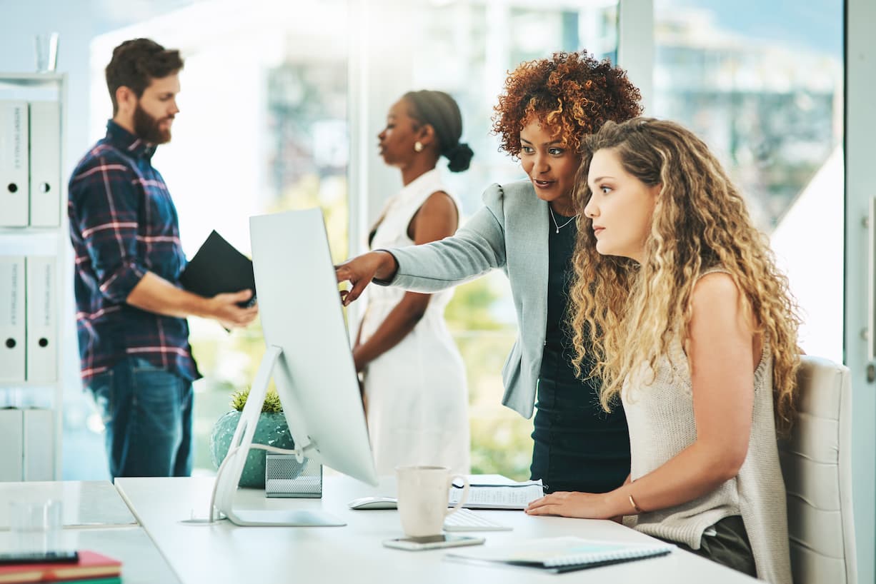 Menschen vor Computerbildschirm (Onboarding)