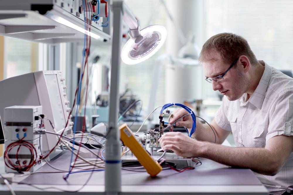 Card Elektroingenieur:in