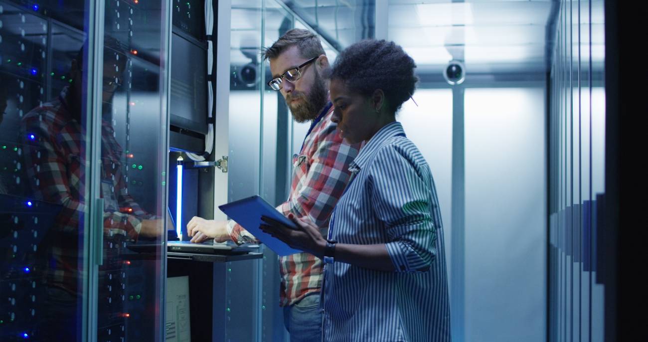 Zwei Mitarbeitende der IT