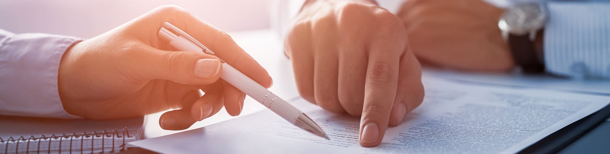Arbeitgeber unterzeichnet Tarifvertrag mit Gewerkschaft Tarifvertrag