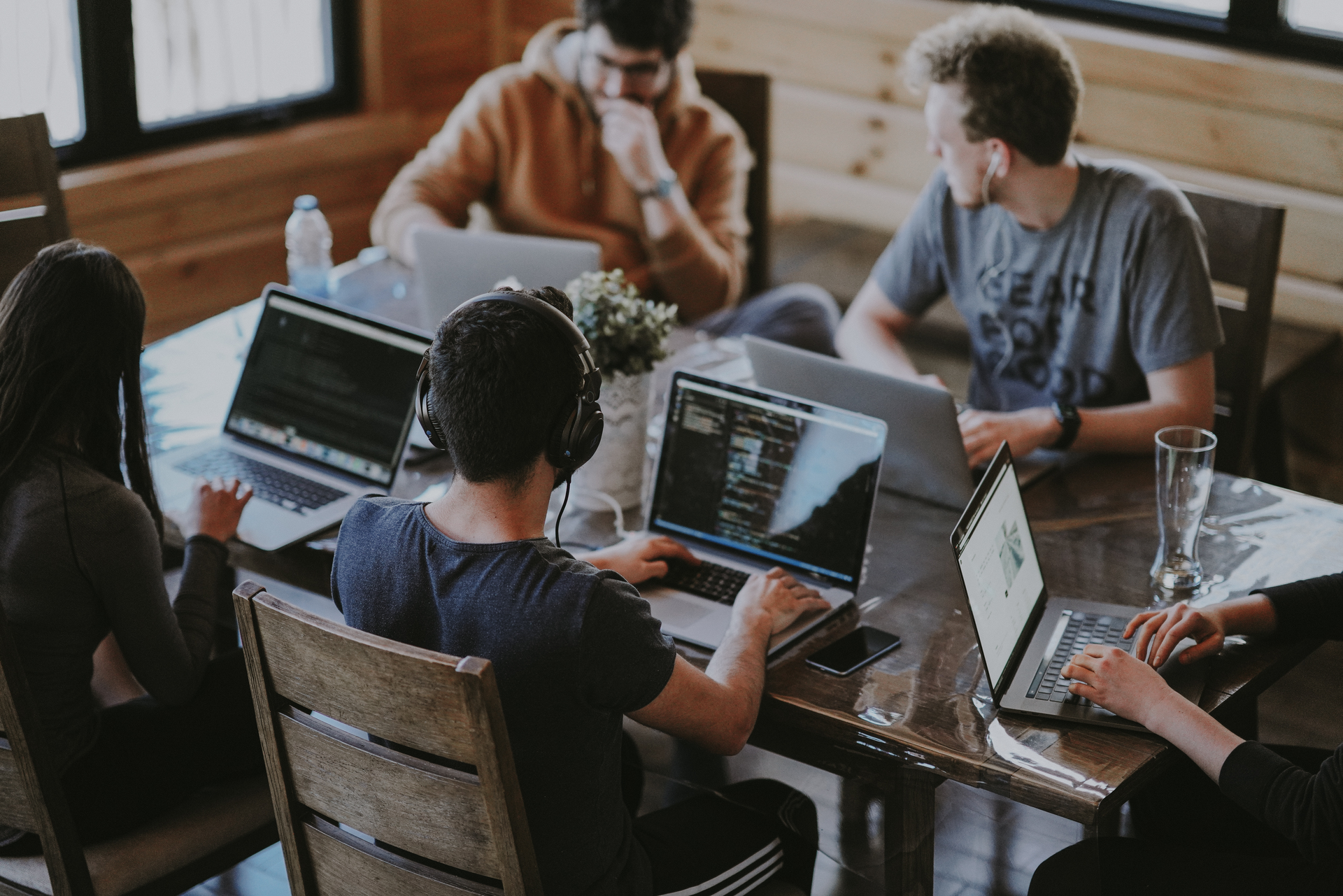 IT'ers aan het programmeren op laptop