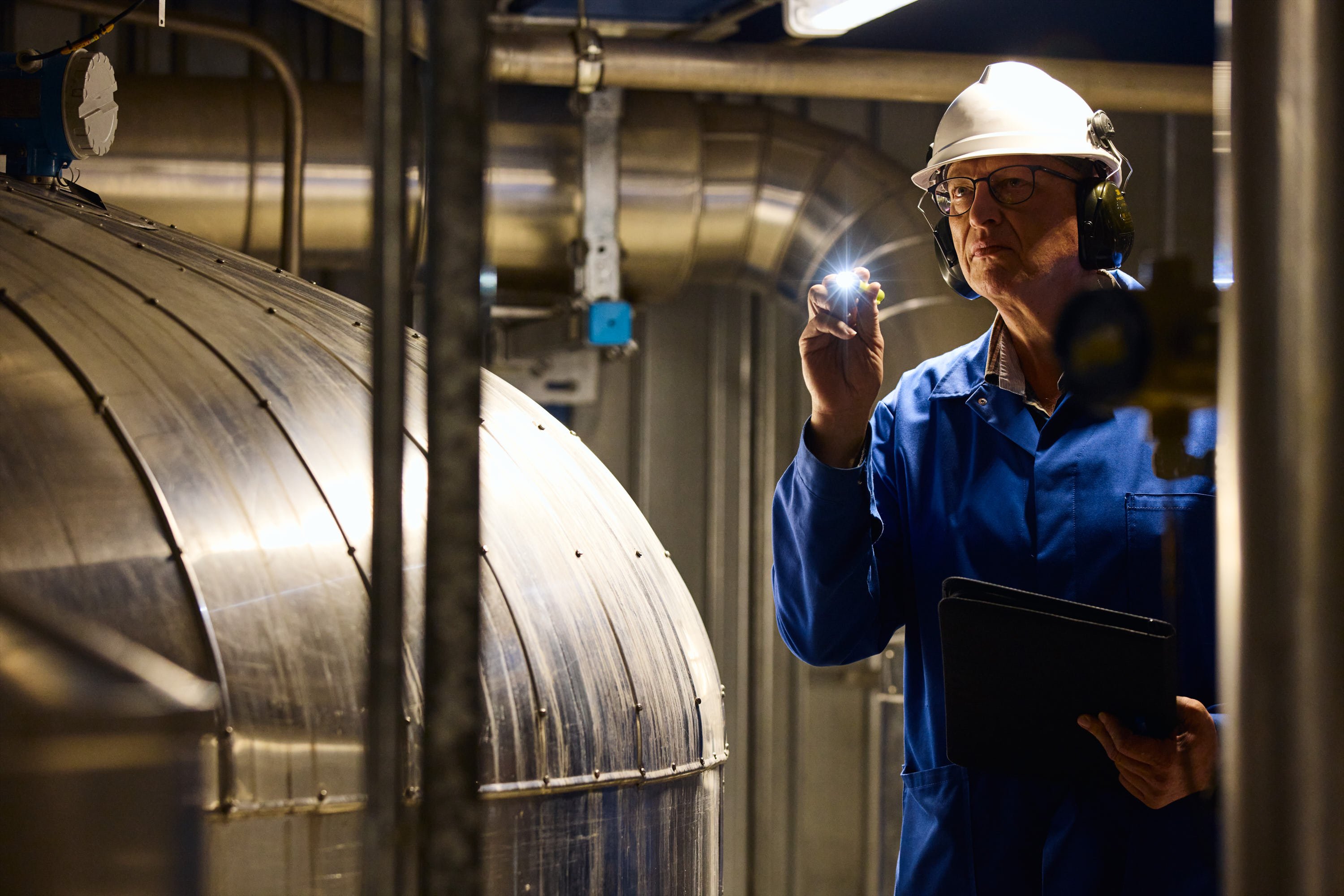 Brunel specialist aan het werk met lamp en machine