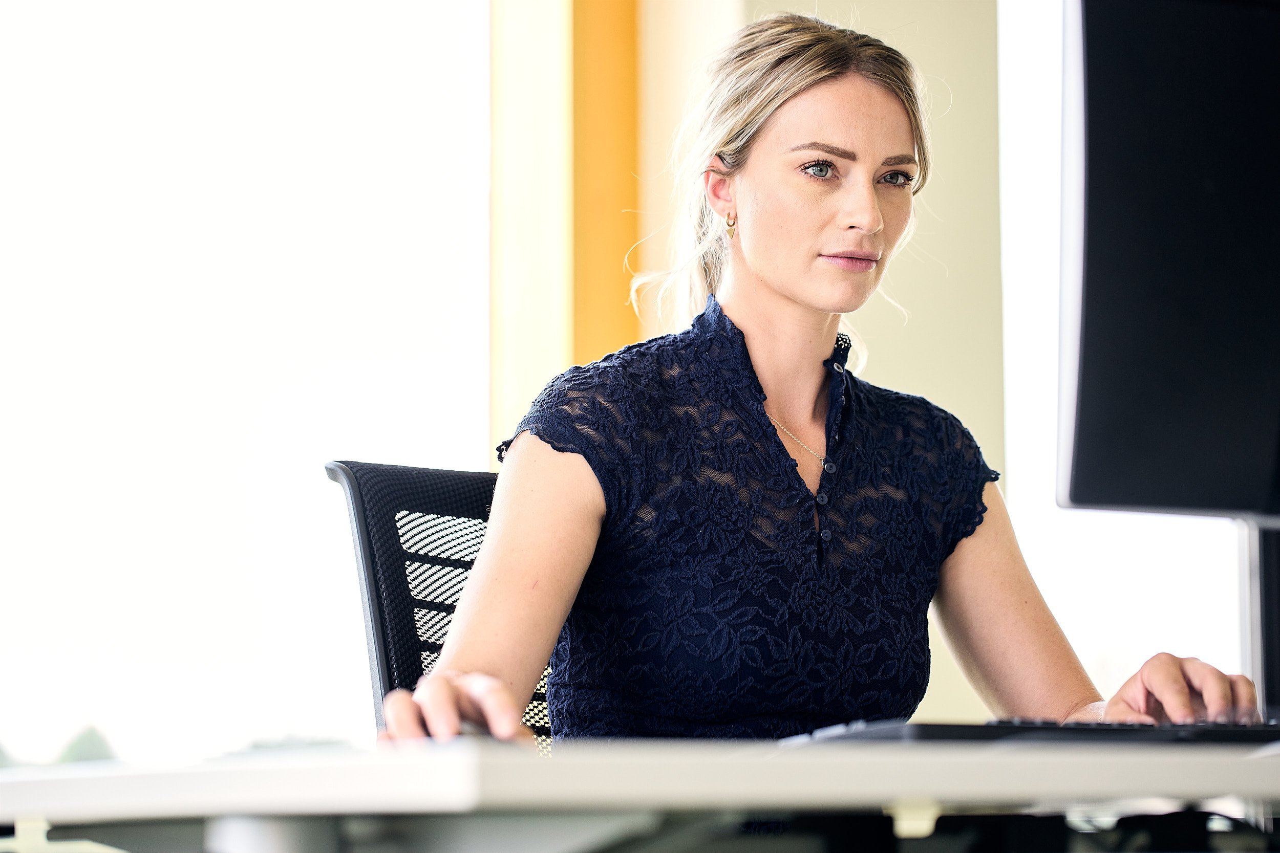 Vrouw werkend aan de computer