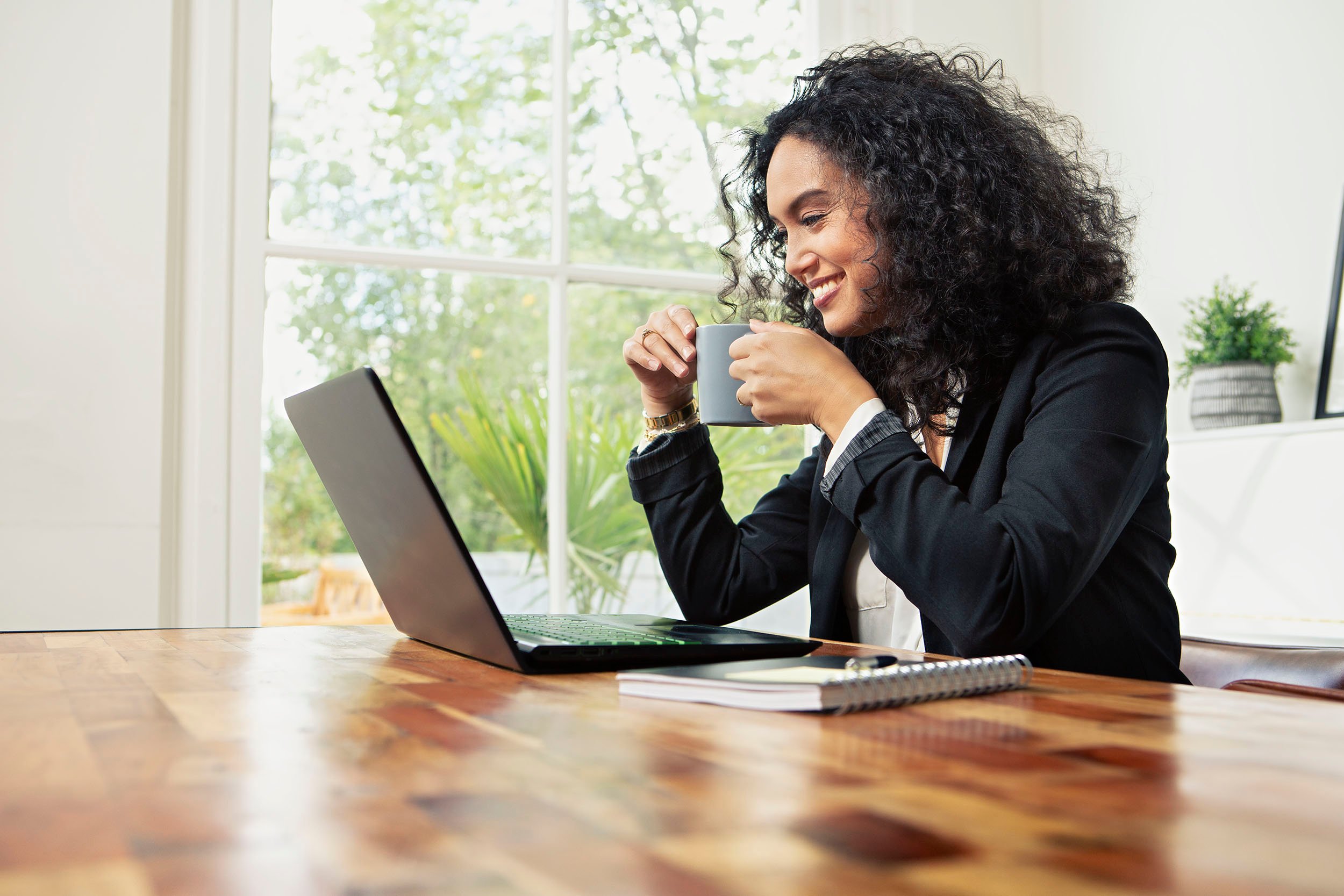 Vrouw achter de laptop
