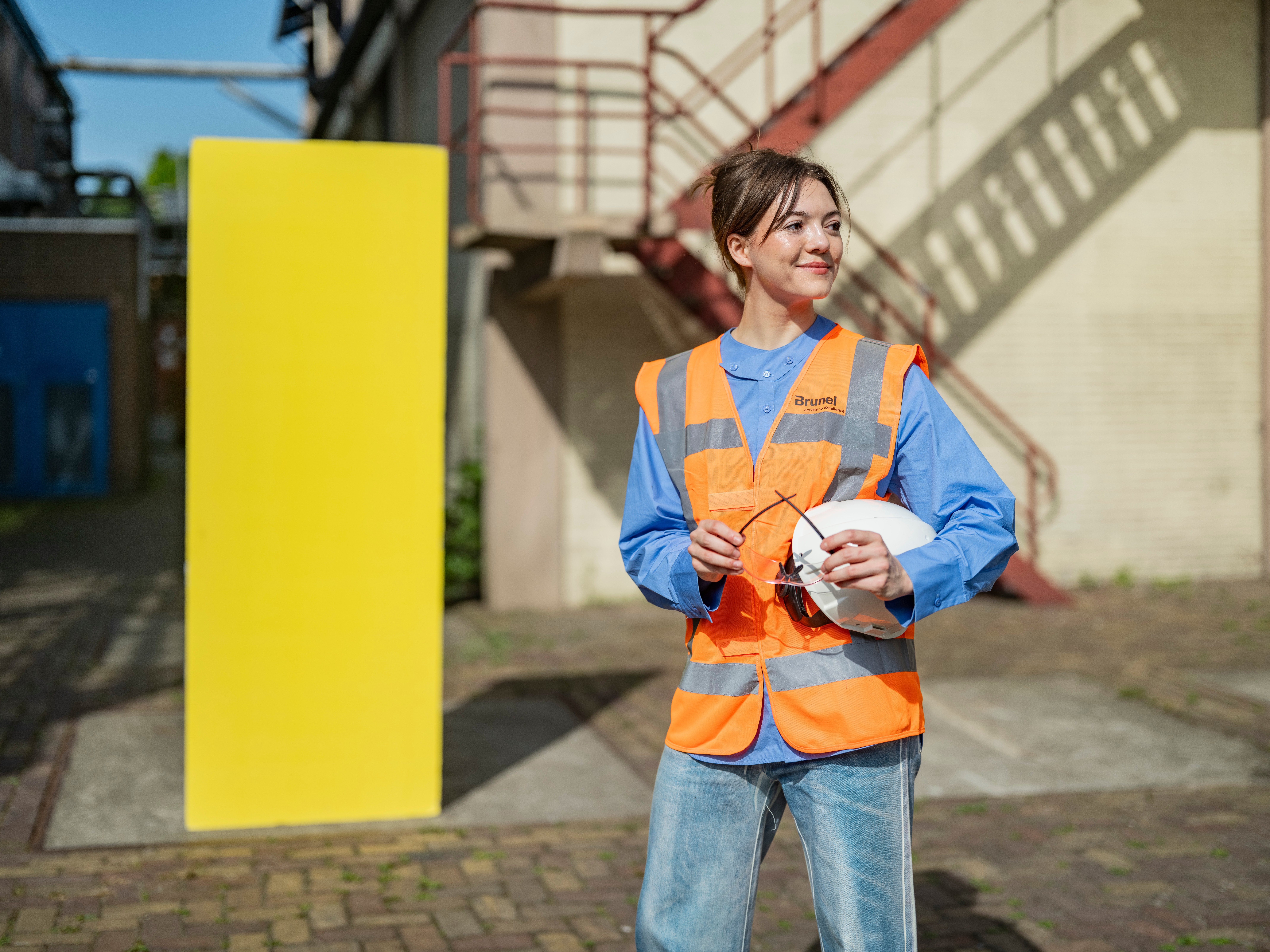 Dame Engineering met helm in hand