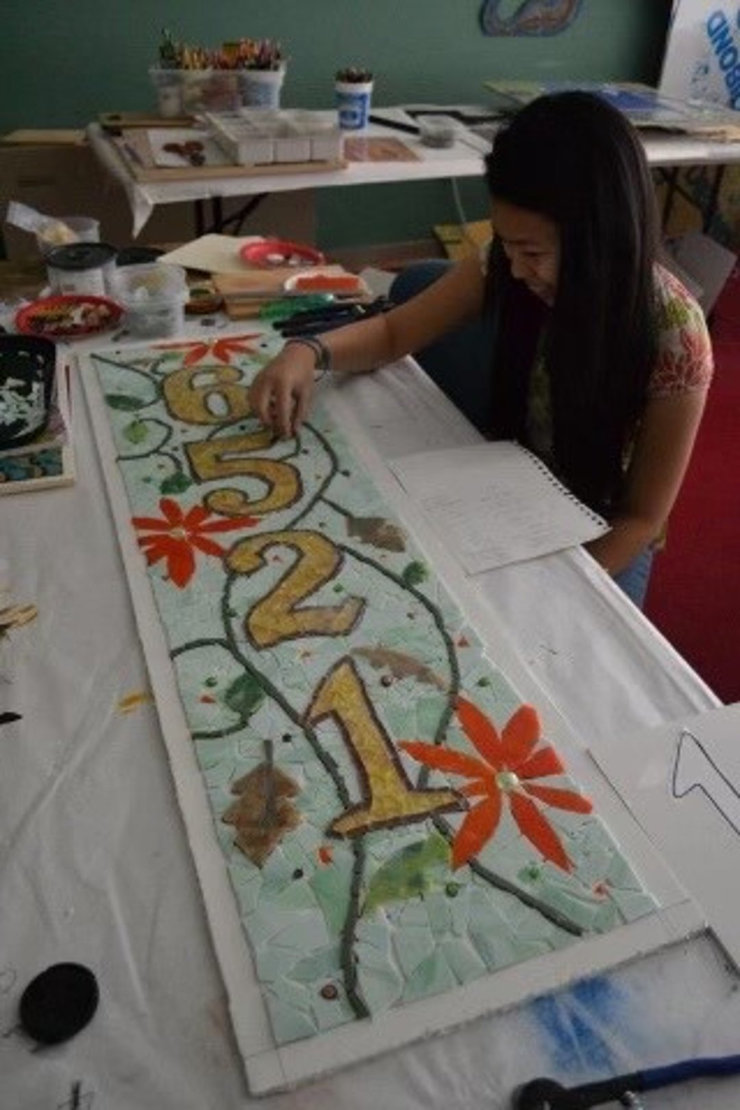 Elizandra Vicente in process of painting