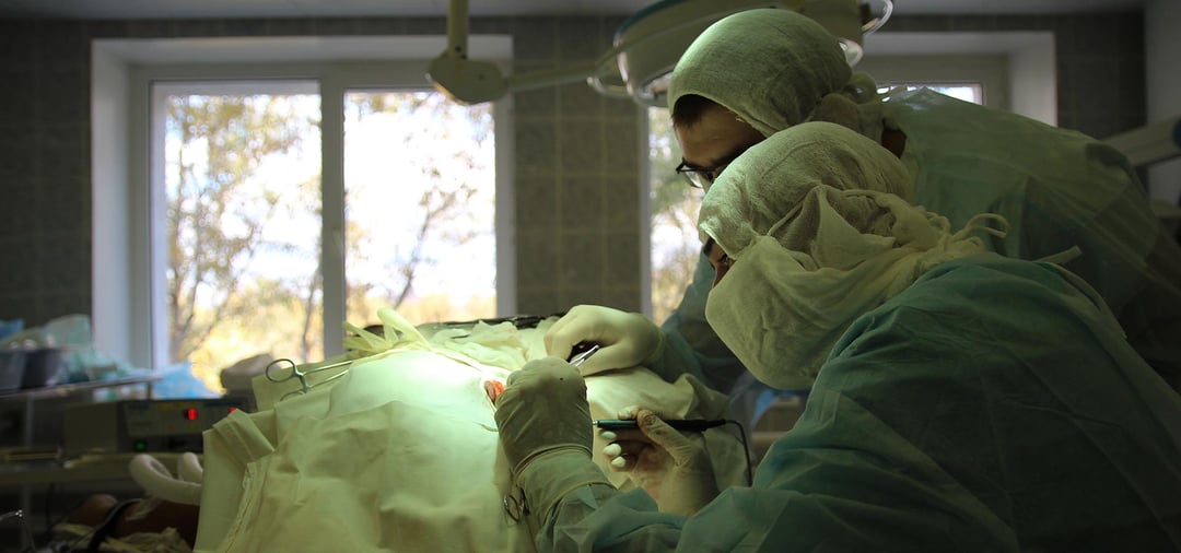 Performing cochlear implant surgery in an operating theatre