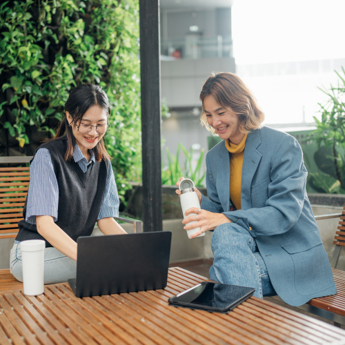 Recruiter and ESG candidate in meeting