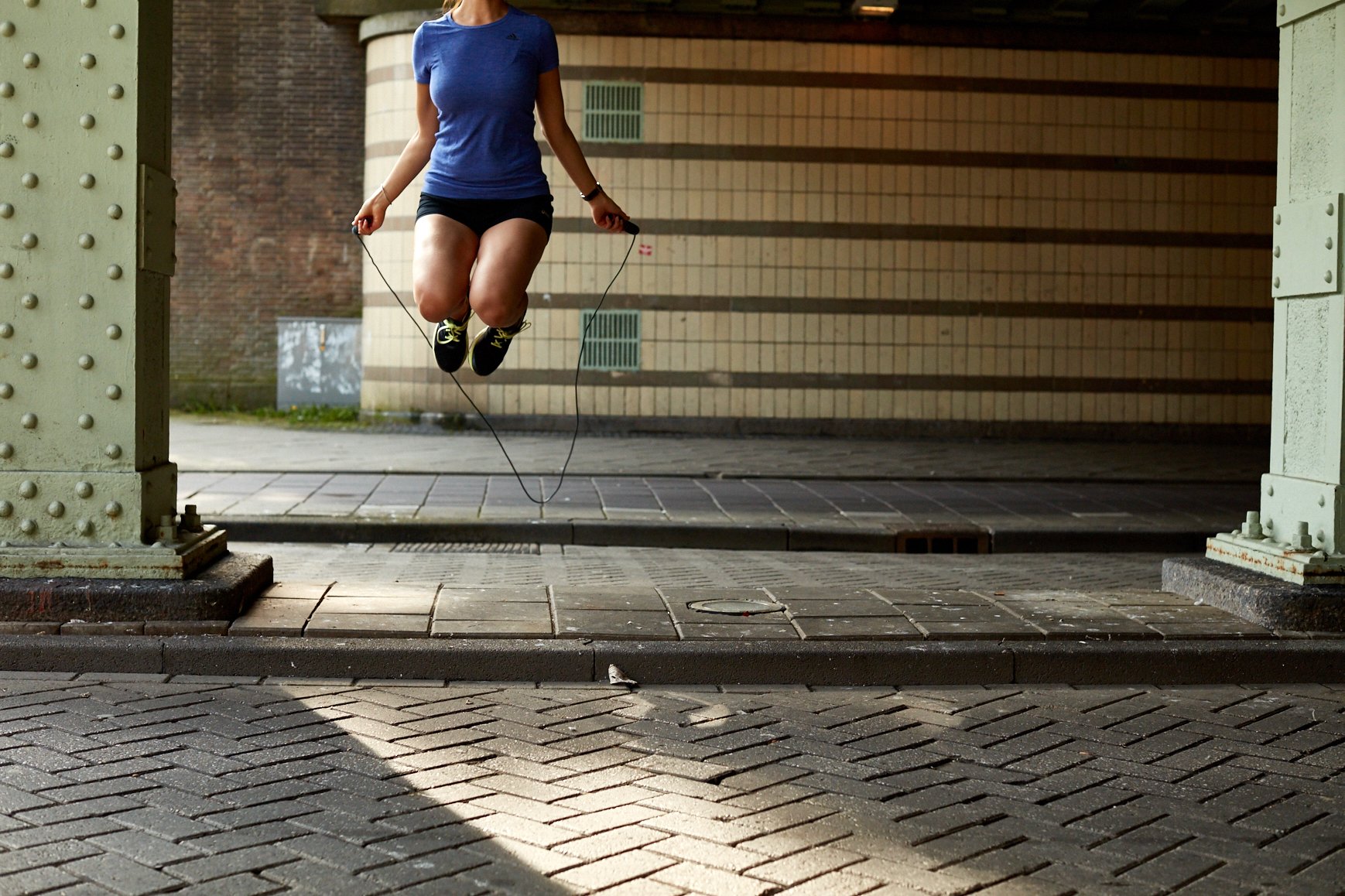 persoon dat touwtje springt