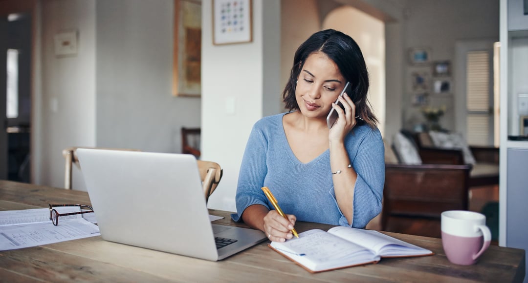 Telefoongesprek achter de computer