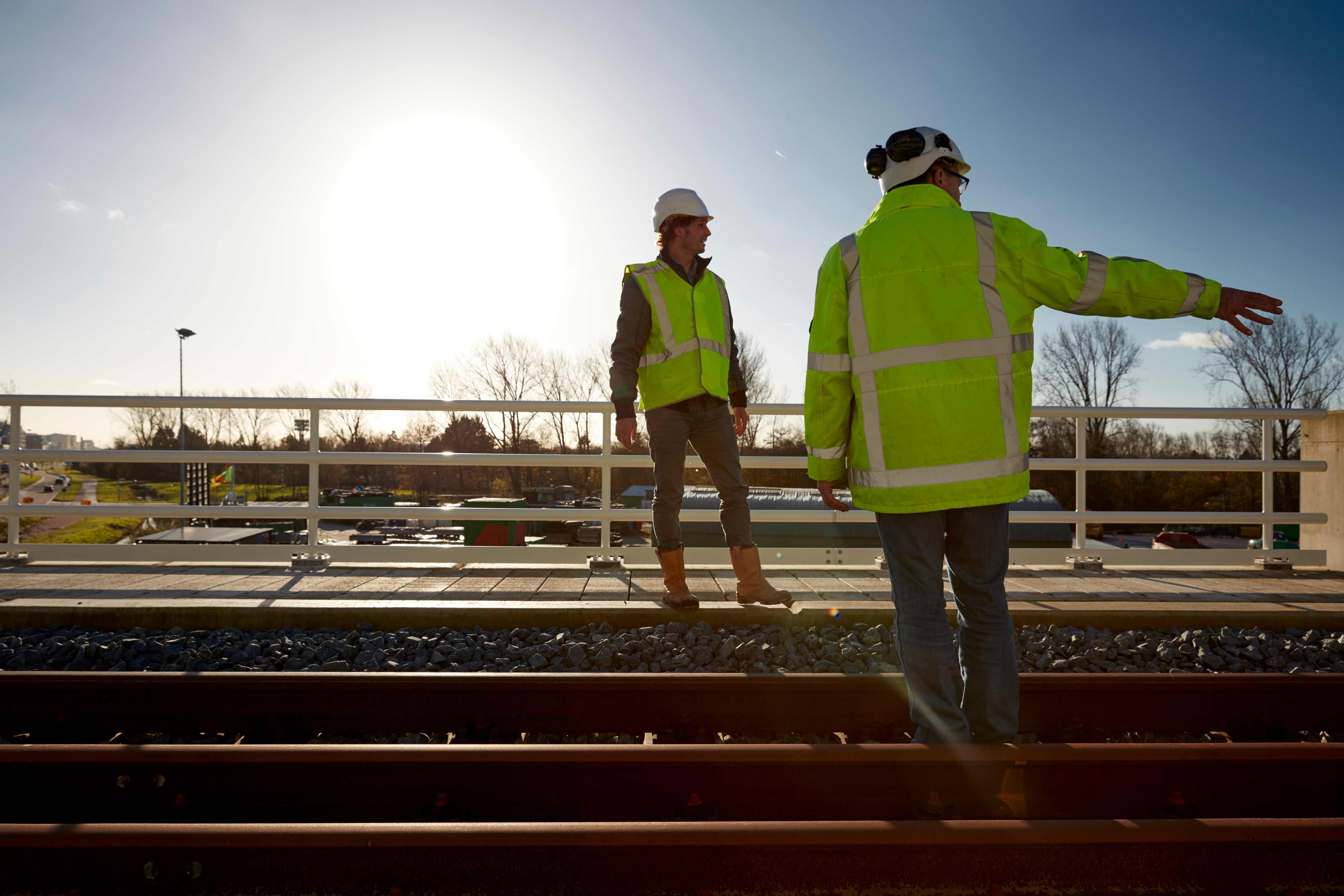 2 bouw specialisten op spoor