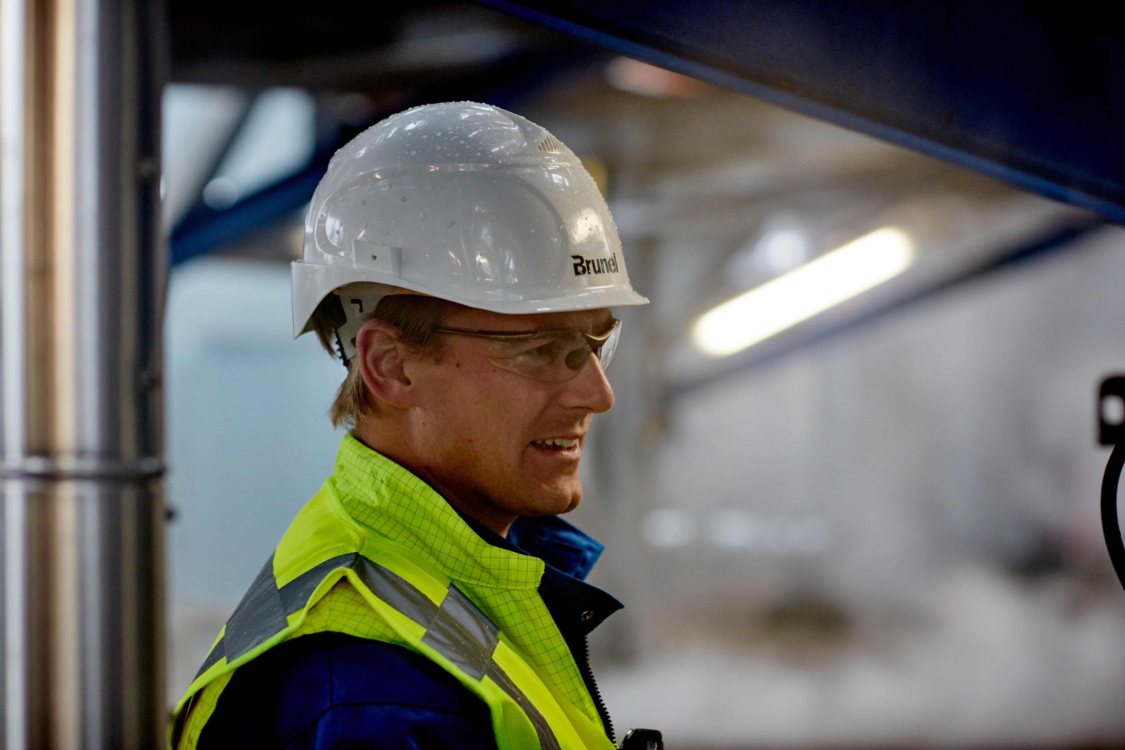 Man met helm op 