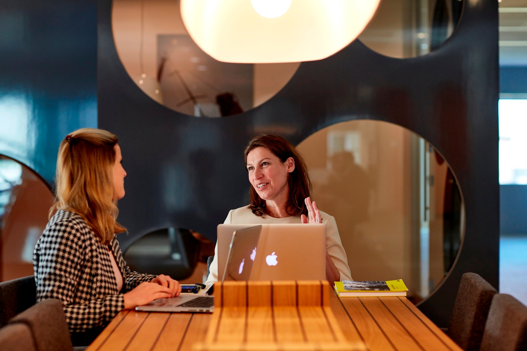 Twee vrouwen aan een tafel