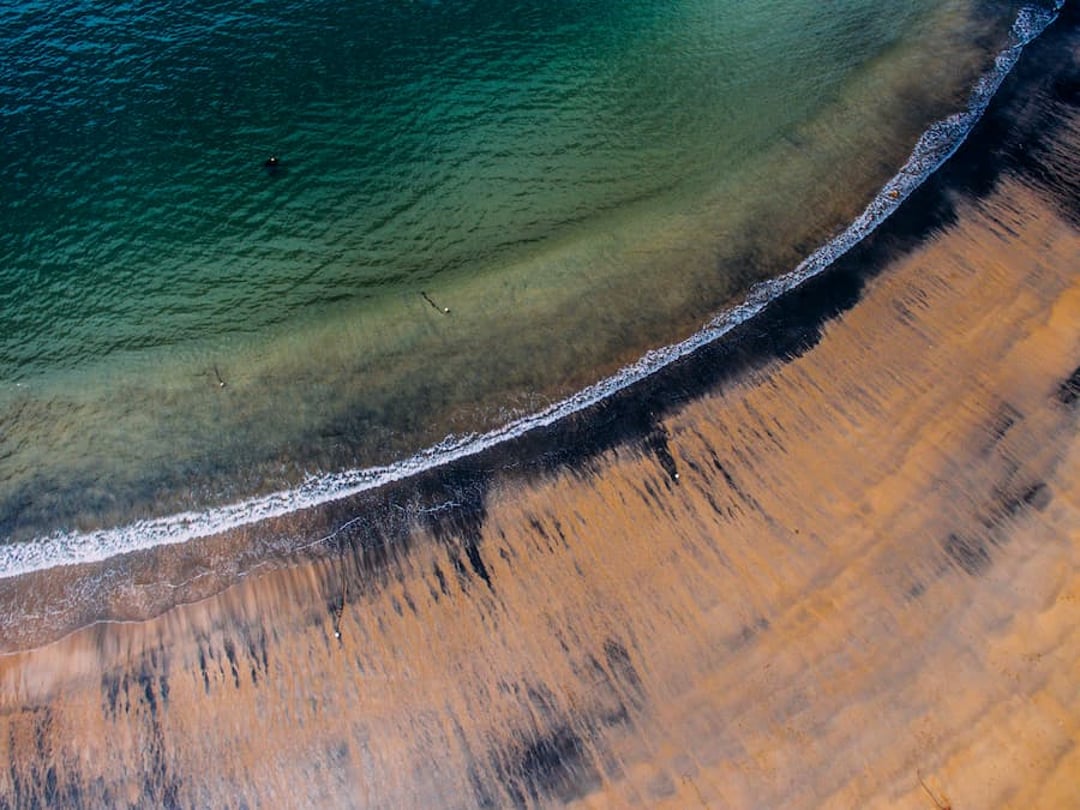 Ölmagnet gegen Öl am Strand