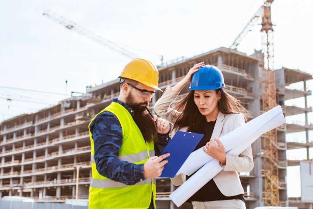 Bauingenieure auf der Baustelle