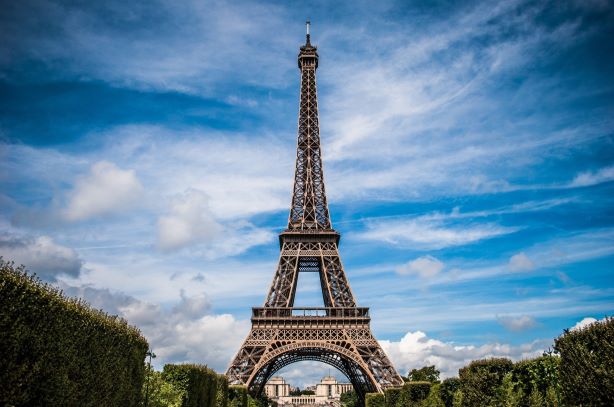 eiffel-tower-and-sky-with-clouds-1