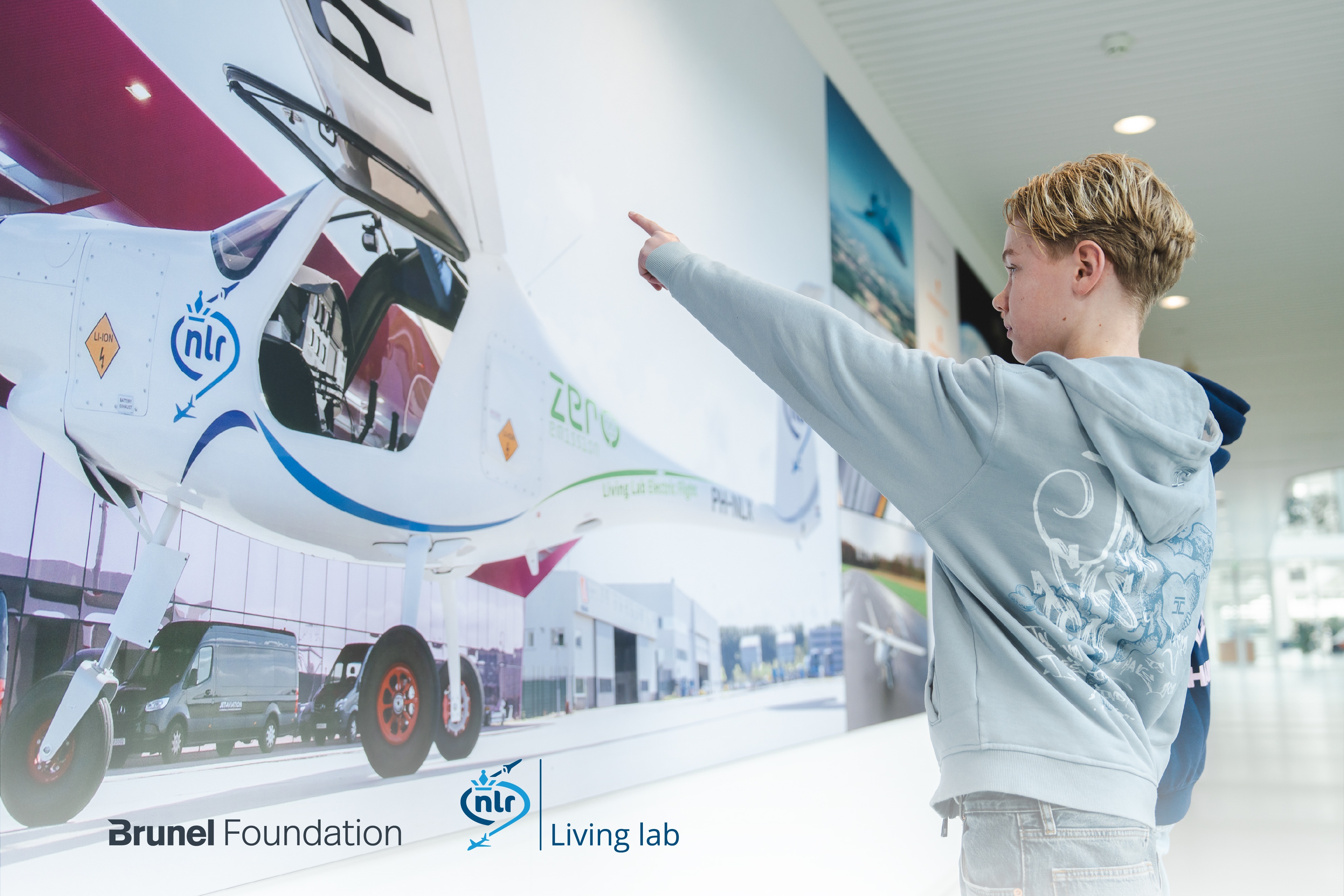 NLR foto's met logo's-03