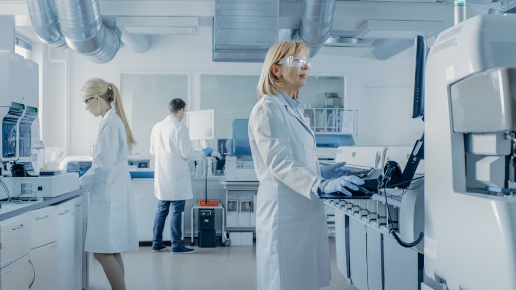 Pharmazeut:innen bei der Arbeit im Labor
