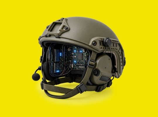 Militärhelm mit Technik im Inneren