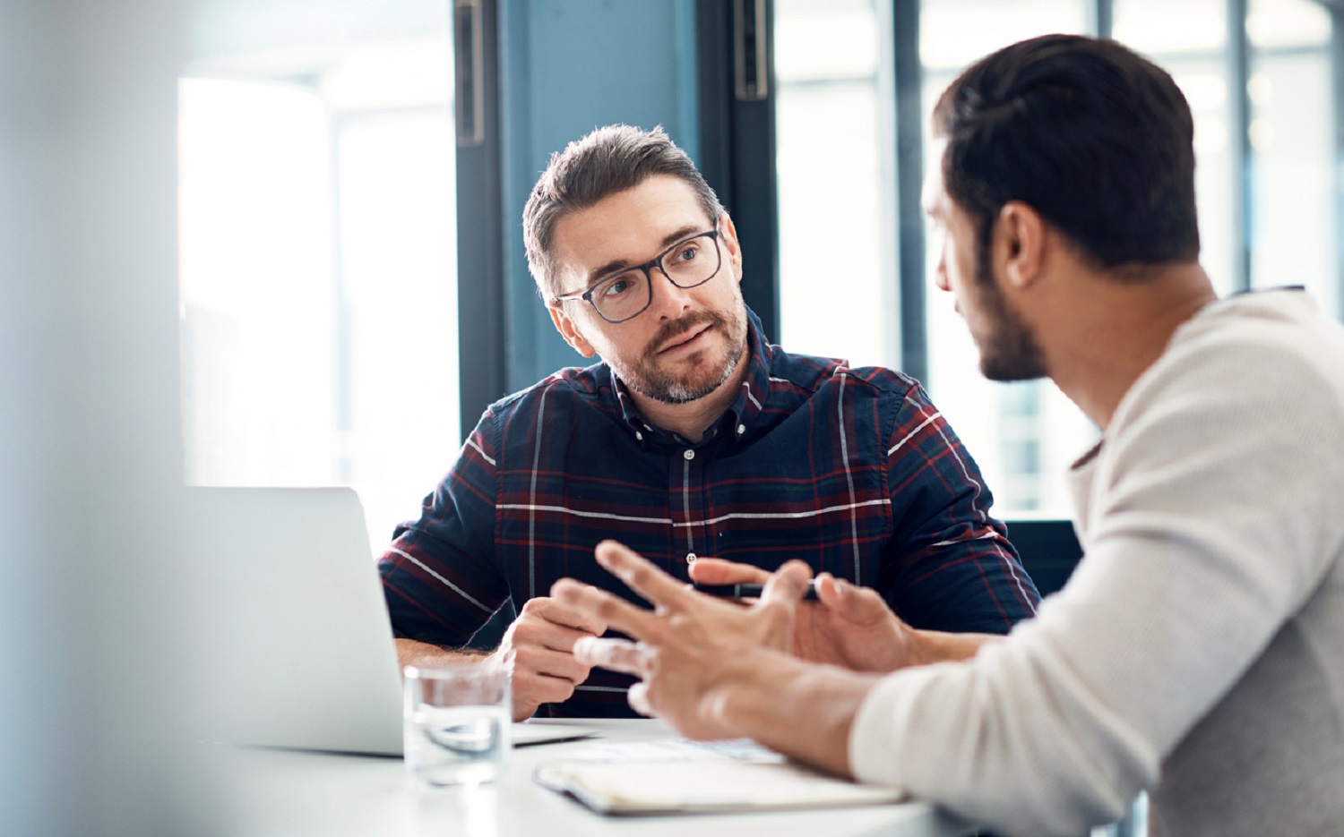 7 tips om beter te worden in small talk met collega's