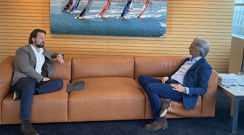 twee mannen in gesprek op bank