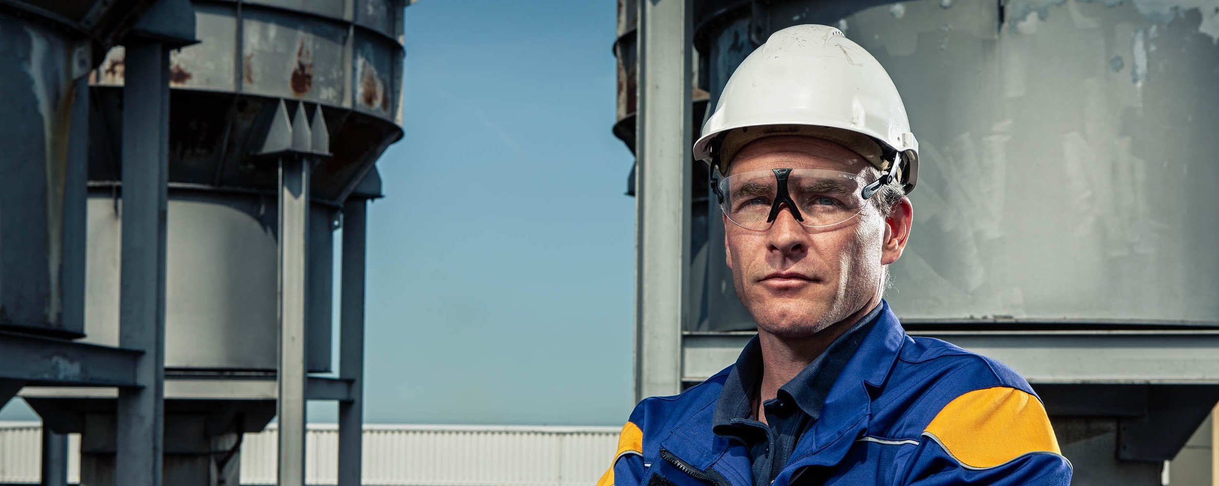Close up engineer met witte helm