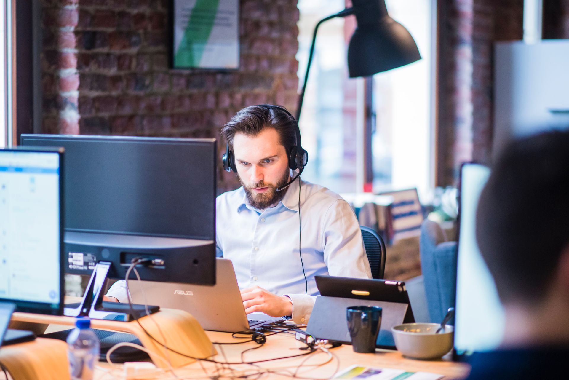 Man op de IT Servicedesk met koptelefoon