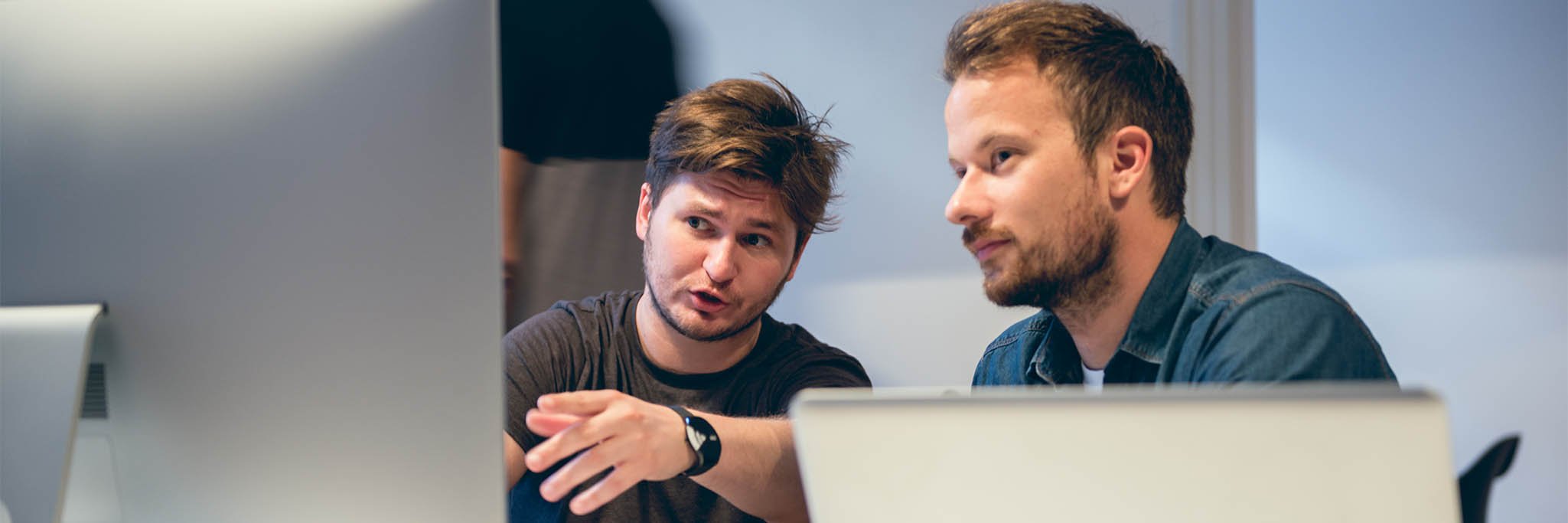 twee mannen kijken op computer