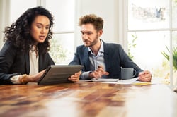 Collega's op het werk in gesprek met elkaar