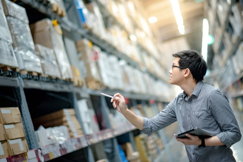 Logistik Mitarbeiter bei der Überprüfung im Lager
