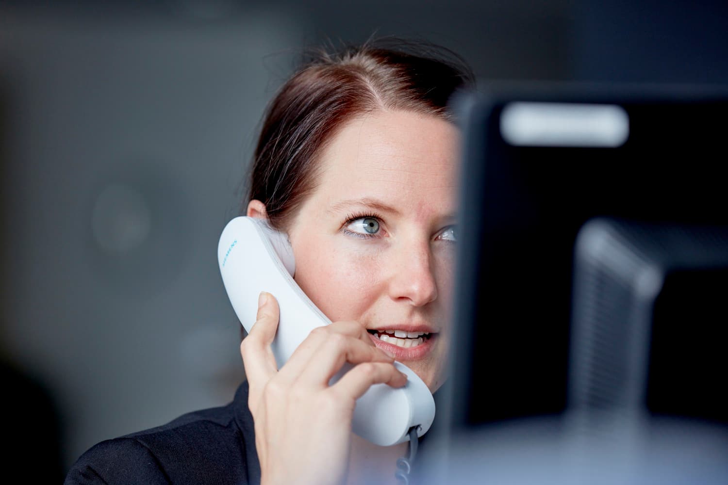 Mitarbeiterin am Telefon