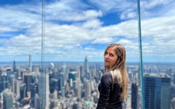 Junge Frau mit langen blonden Haaren vor der New Yorker Skyline