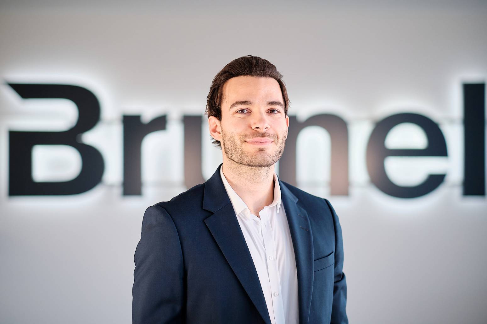 Maximilian Wagner vor dem Brunel Logo