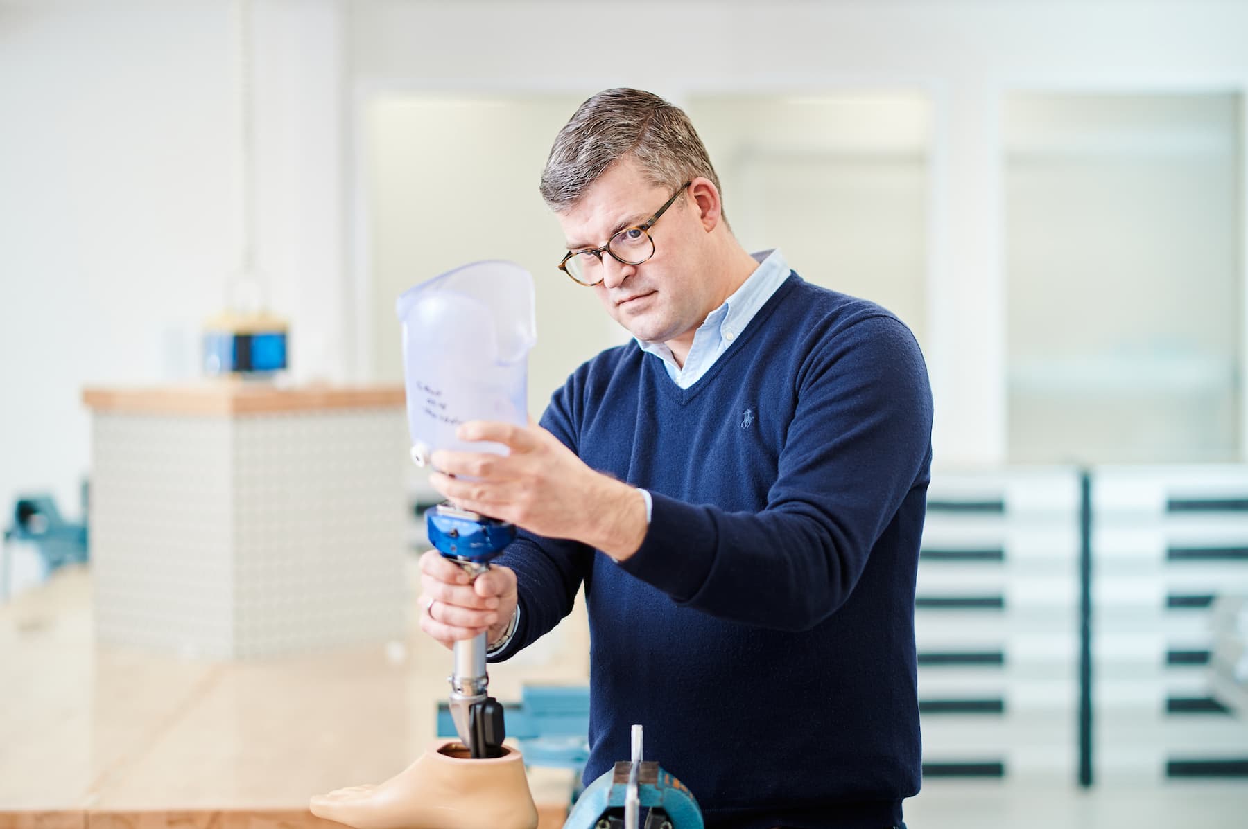 Mann arbeitet an Prothese
