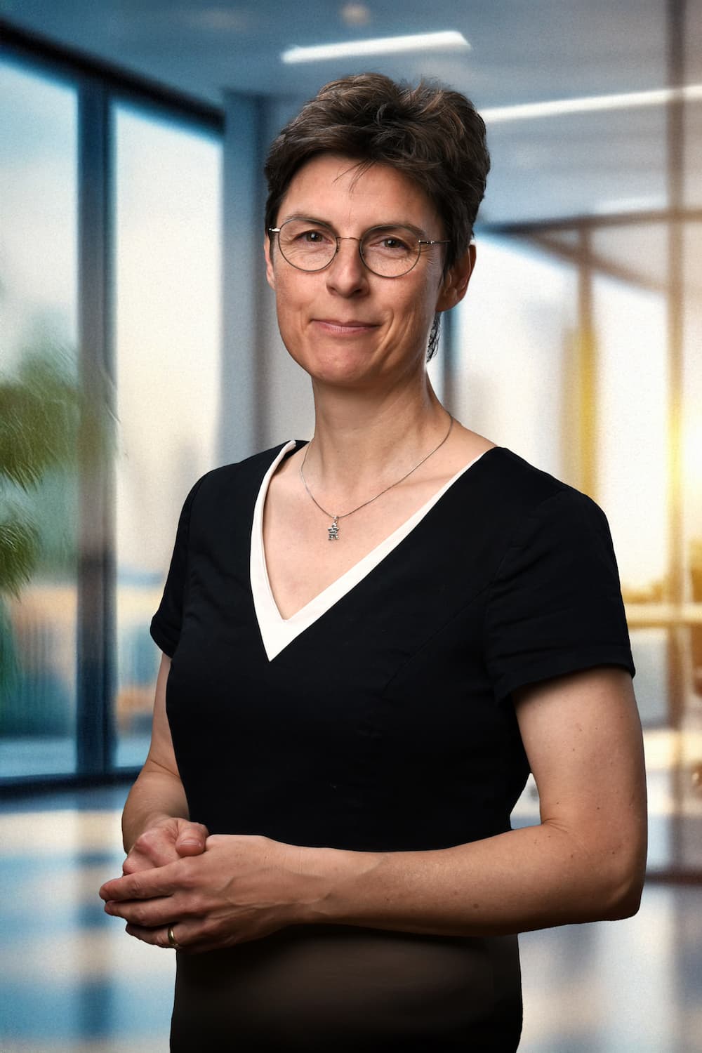 Frau mit schwarzem T-Shirt.