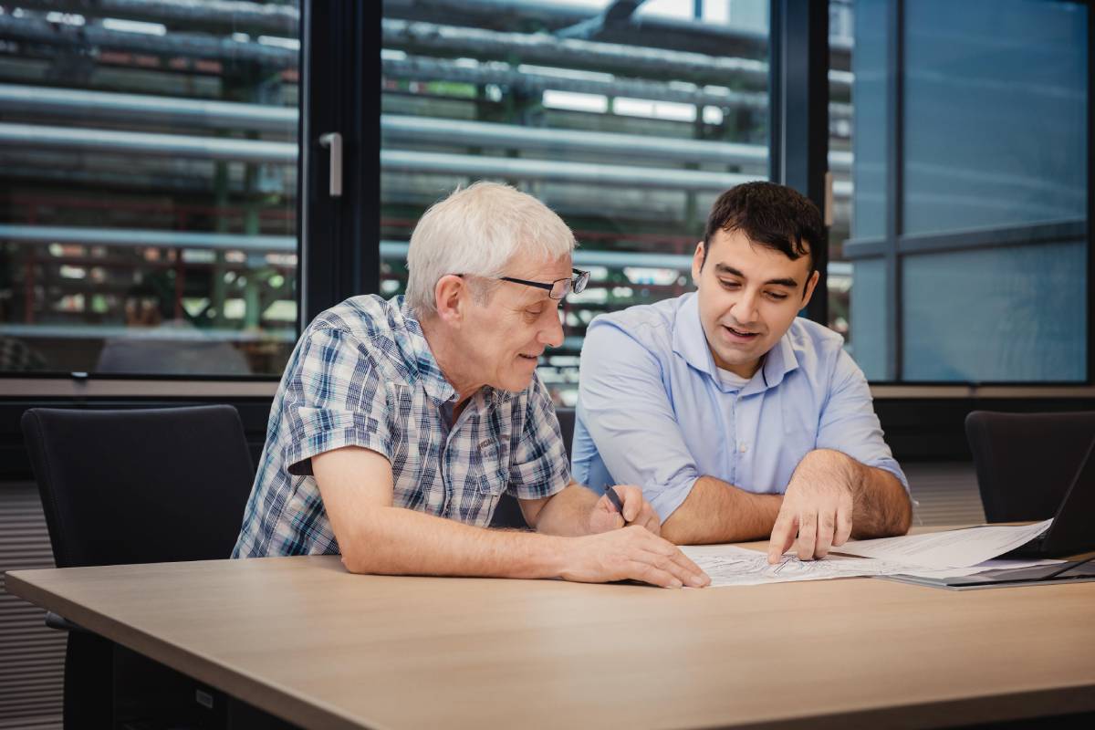 Rentner und Mitarbeiter besprechen die Arbeit