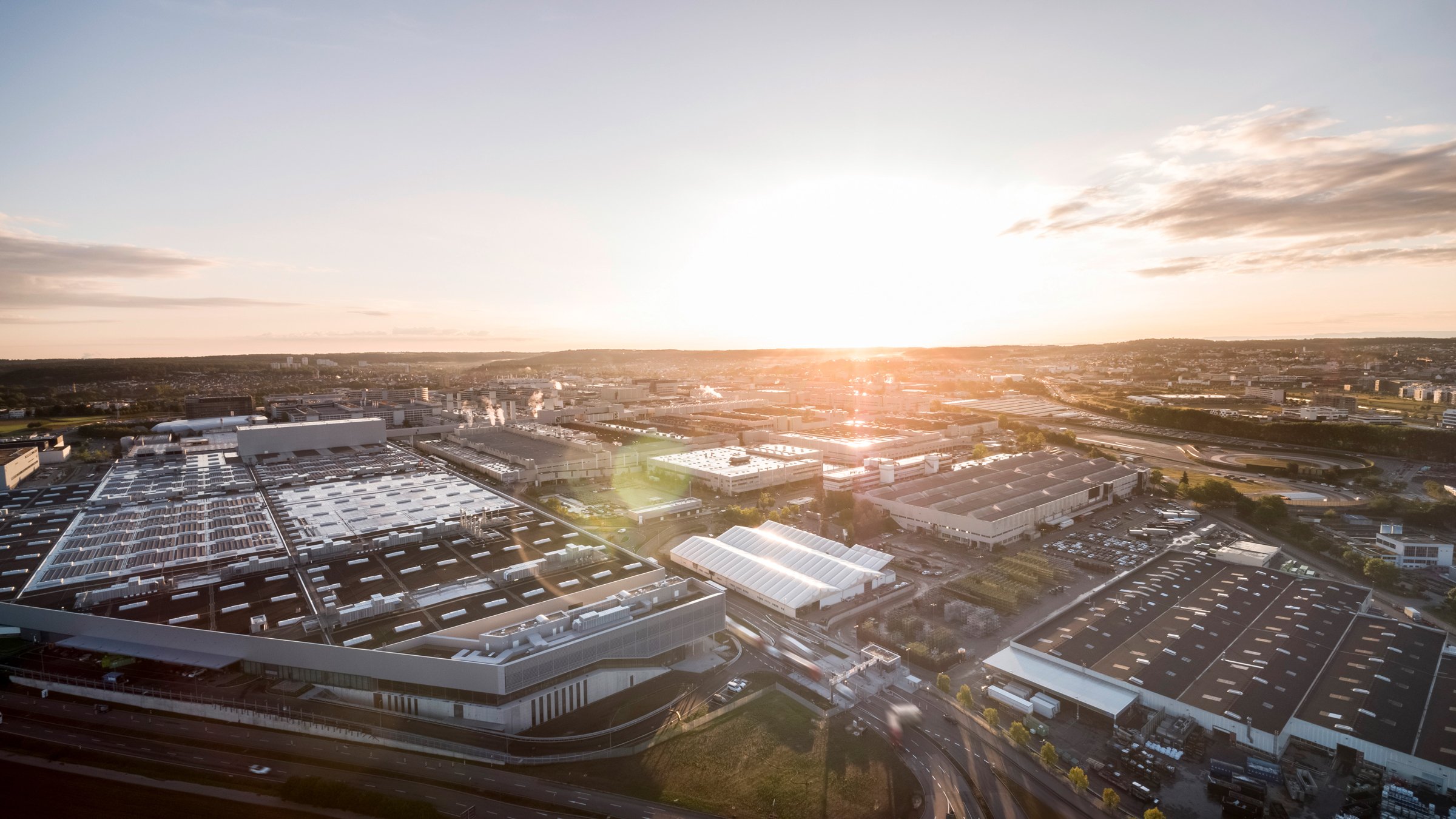 Panorama-Bild vom mercedes Werk bei Sonnenuntergang