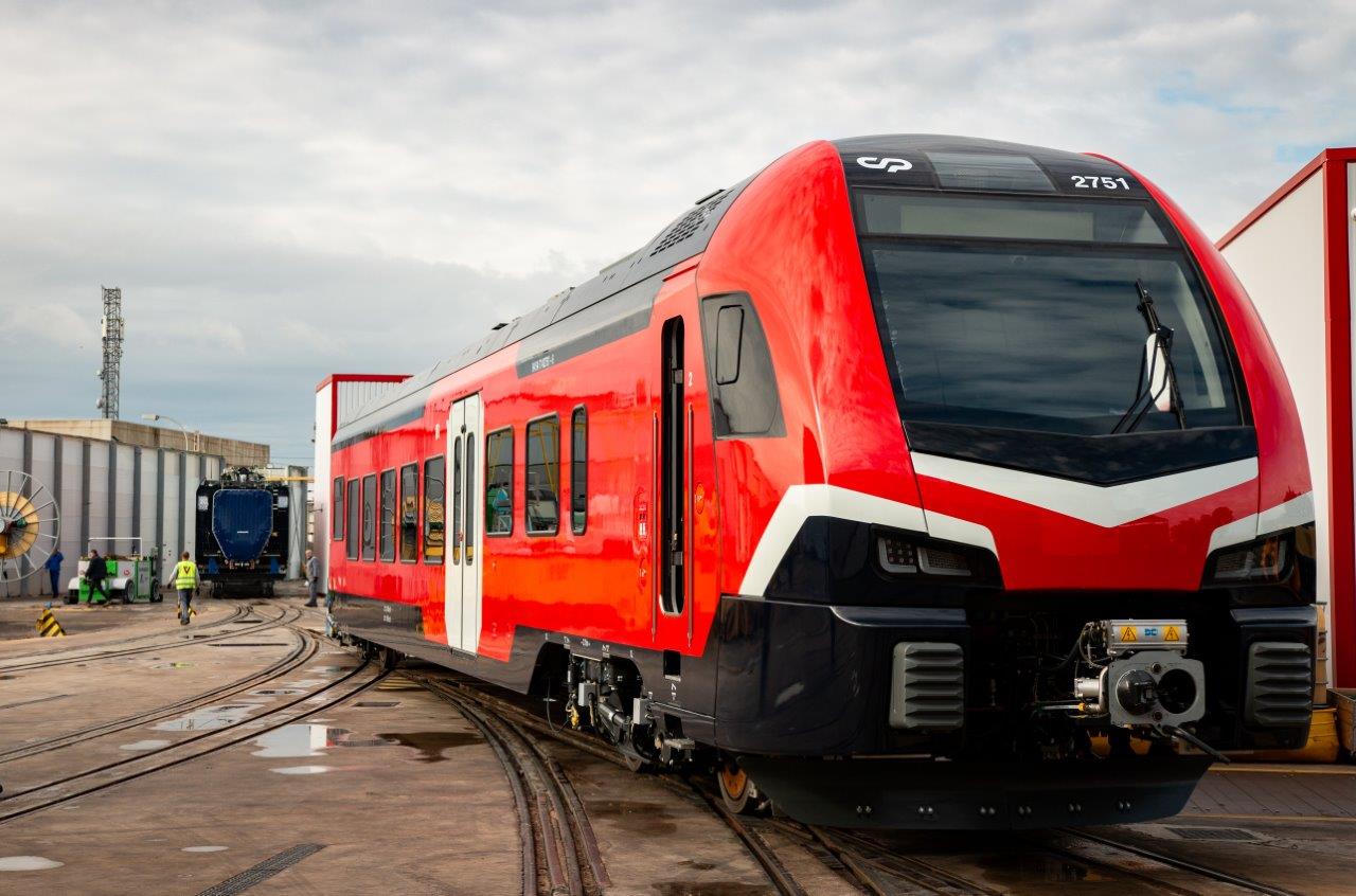 CP recebe primeira de 22 automotoras para reforçar o serviço regional ...