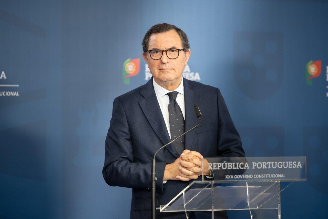 Castro Almeida, ministro da Economia e Coesão Territorial, apresenta a execução do PRR numa conferência de imprensa em Lisboa