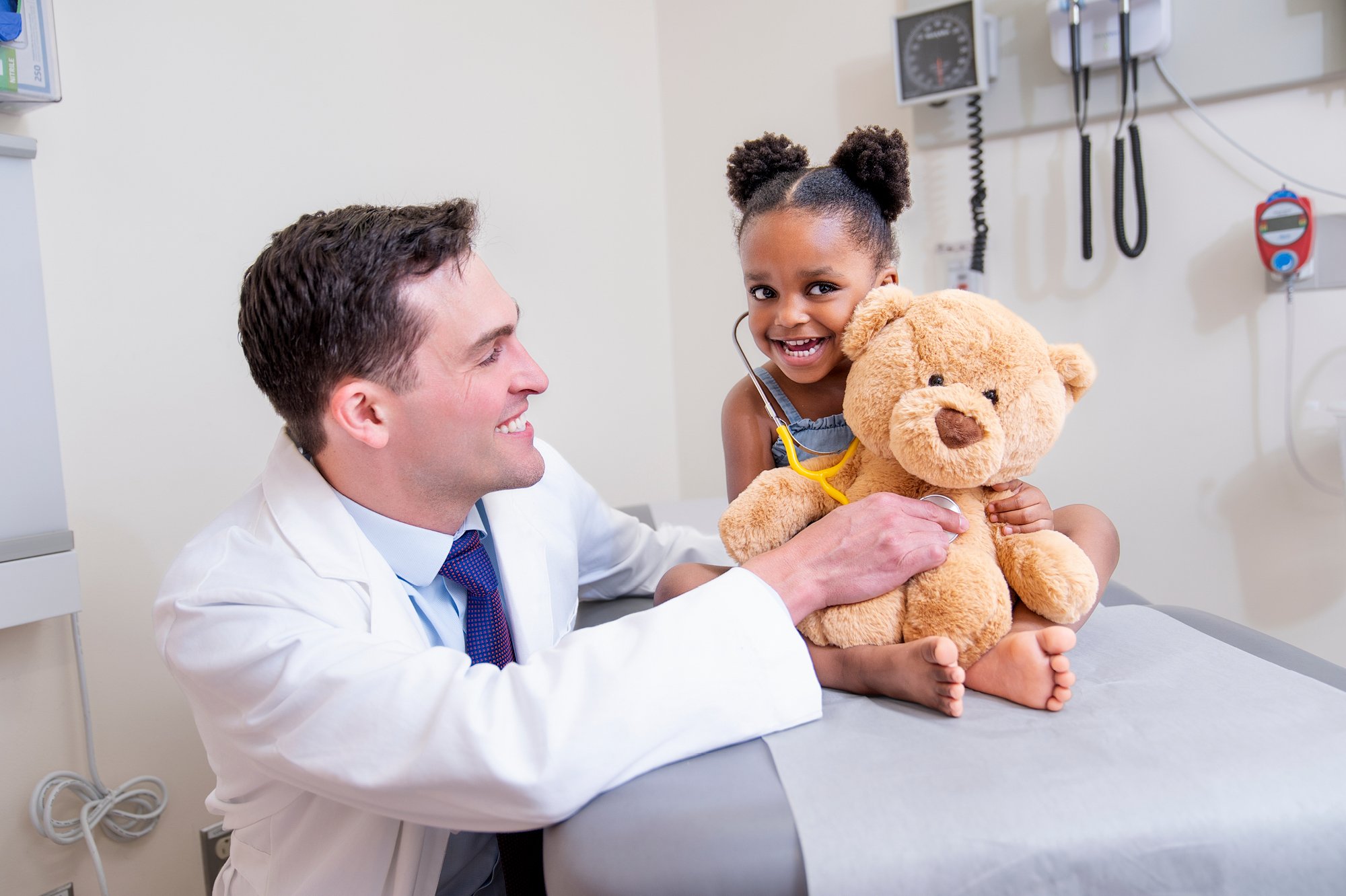 Un bebé de color sonriendo y gateando