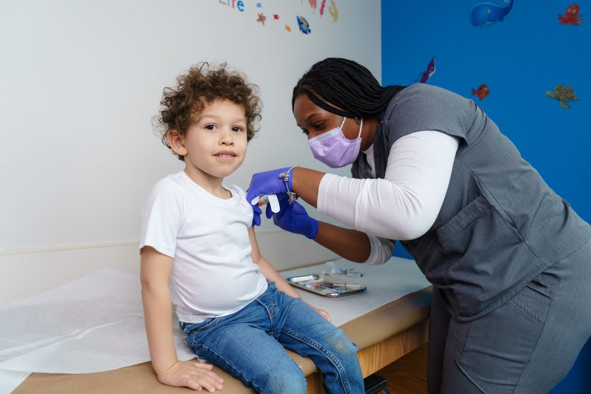 Un paciente joven que recibe una vacuna