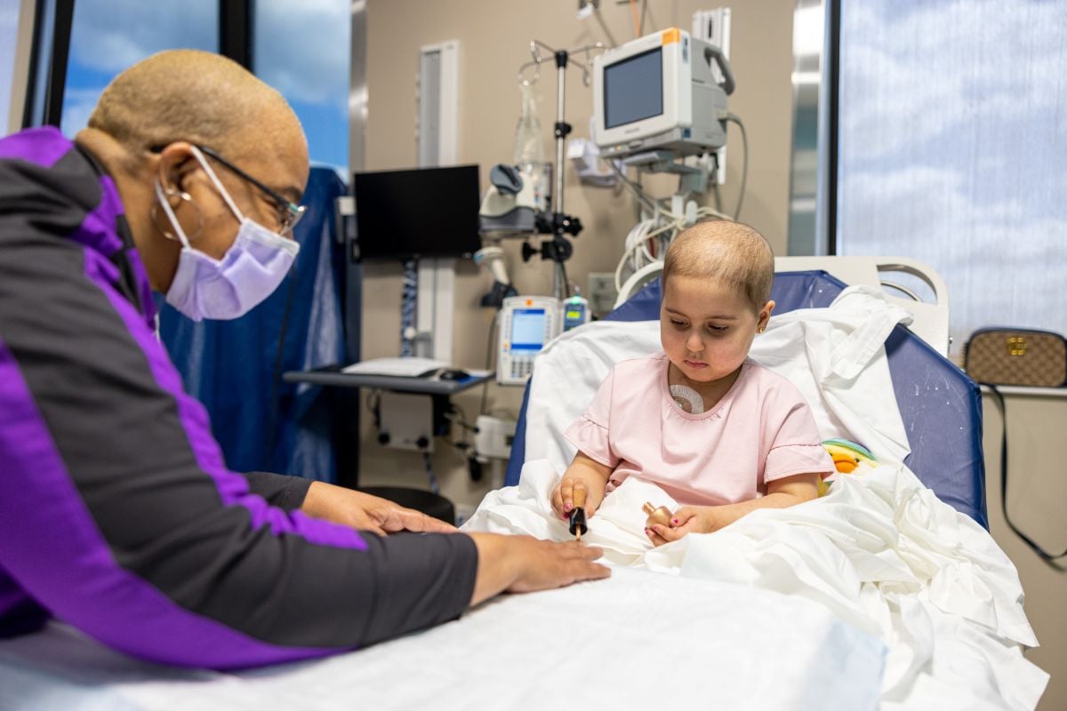 Paciente joven con cáncer realizando actividades