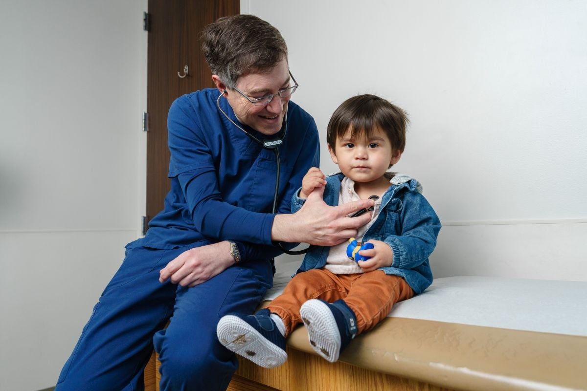 Paciente masculino joven en un centro de atención primaria
