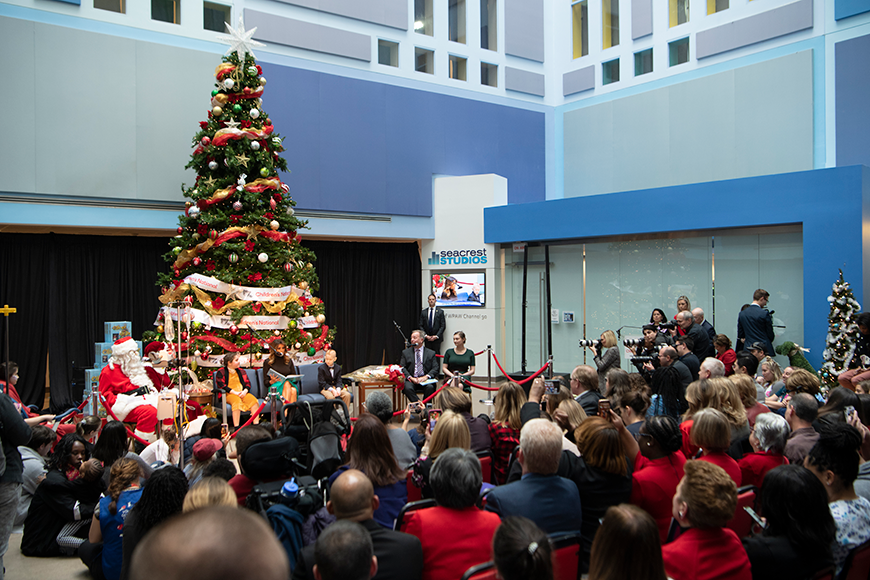 First Lady Mrs. Trump reading a Christmas story
