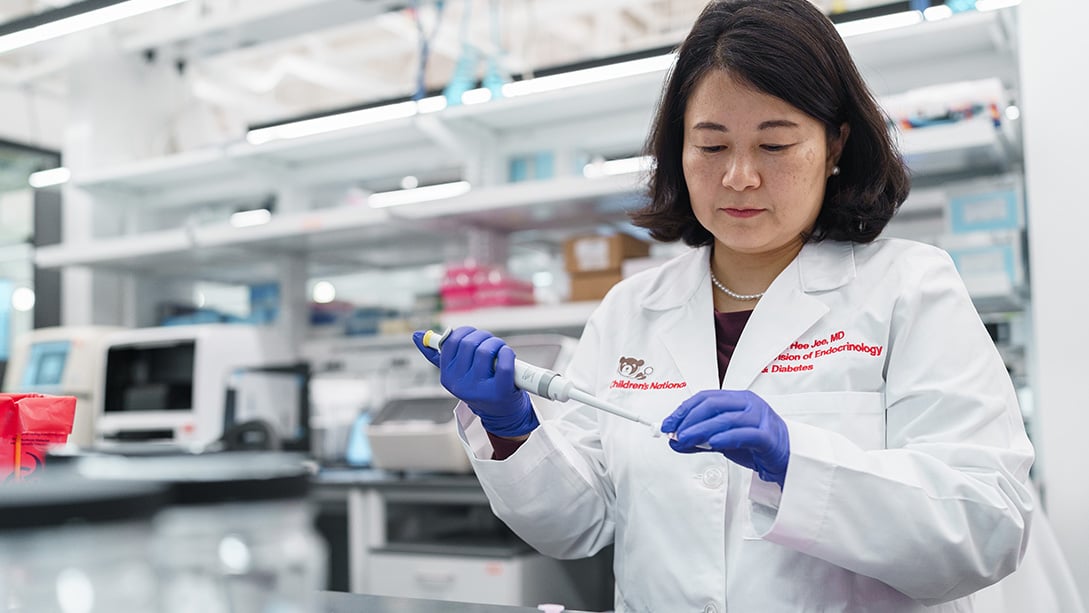 Researcher Youn Hee Jee in the lab