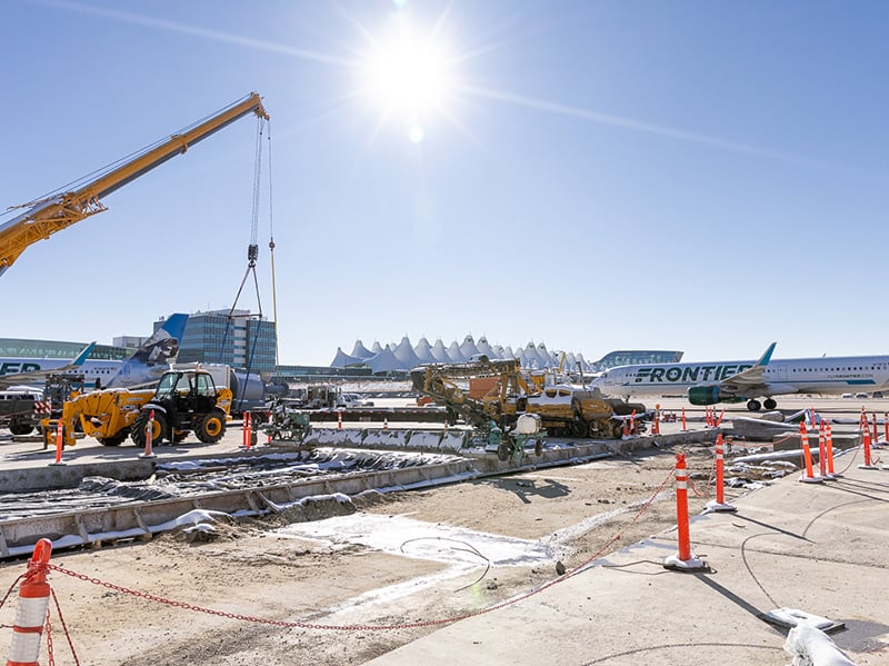 https://edge.sitecorecloud.io/cimicgroupl6308-fdcorpxmclo088b-productioneda2-a2bc/media/project/cimic/flatiron/projects/aviation/denver-airport-concourse-expansion/800x590/denver-airport-concourse---web6.jpg?h=599&iar=0&w=800